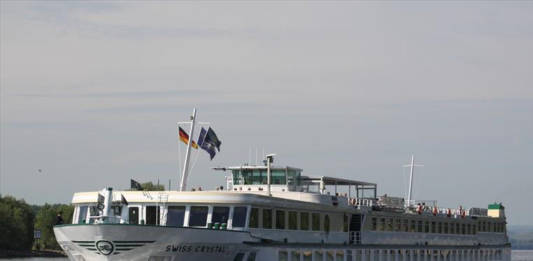 Die »Swiss Crystal« ist auf dem Rhein mit einem Pfeiler einer Autobahnbrücke kollidiert. Es gab fast 30 Verletzte