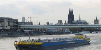 Tanker auf dem Rhein bei Köln