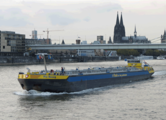 Tanker auf dem Rhein bei Köln