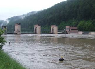 Das Wehr Guttenbach bei einem Hochwasserereignis