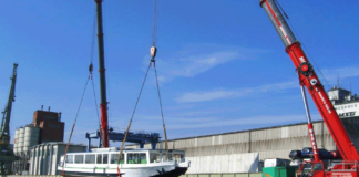 Im bayernhafen Bamberg ist das Fahrgastschiff »Bernkastel« aus dem Wasser genommen und eauf einen Sattelschlepper verladen worden