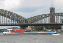 Das Containerschiff »Windeck« der Reederei Deymann auf dem Rhein bei Köln