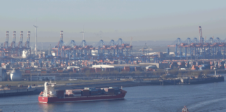 Der Hamburger Hafen hat 2017 nicht nur an Ladung, sondern auch ein paar seiner Feederdienste an die Wettbewerbshäfen verloren