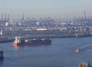 Ein Feederschiff im Hamburger Hafen, Symbolbild Hafen Hamburg