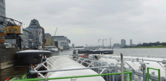Binnenschiffer protestieren lautstark gegen den Liegeplatzabbau am Kölner Rheinauhafen
