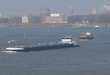 Ab Mitte 2018 muss nur noch ein Schiffsführer bei auf dem Rhein verkehrenden Schiffen festgelegt werden