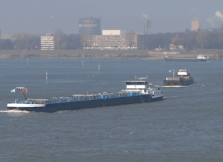 Ab Mitte 2018 muss nur noch ein Schiffsführer bei auf dem Rhein verkehrenden Schiffen festgelegt werden
