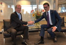 NRW-Verkehrsminister Hendrik Wüst (r.) kam in Rotterdam mit dem dortigen Hafenchef Allard Castellein zusammen, um über eine stärkere Zusammenarbeit zu diskutieren