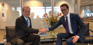 NRW-Verkehrsminister Hendrik Wüst (r.) kam in Rotterdam mit dem dortigen Hafenchef Allard Castellein zusammen, um über eine stärkere Zusammenarbeit zu diskutieren