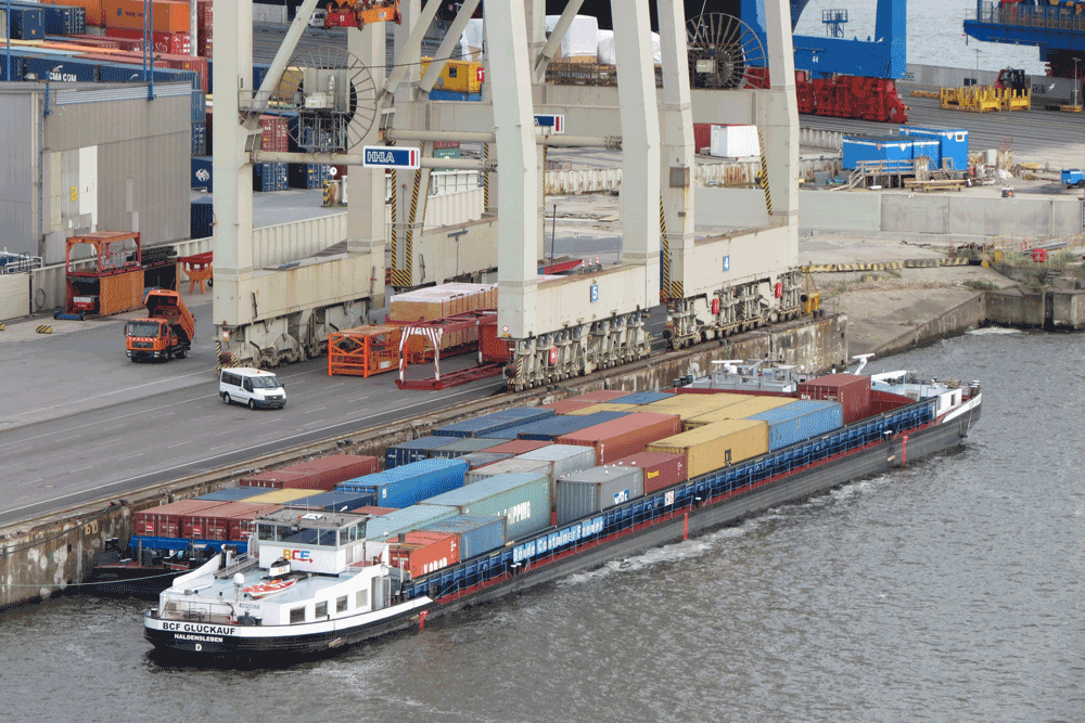 Binnenschiff am Containerterminal im Hamburger Hafen