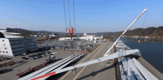 Vom bayernhafen Passau gingen die 60 m langen Windflügel über die Donau bis nach Serbien