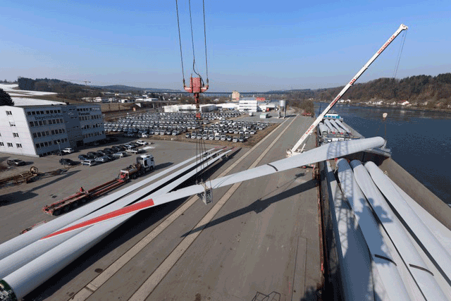 Vom bayernhafen Passau gingen die 60 m langen Windflügel über die Donau bis nach Serbien