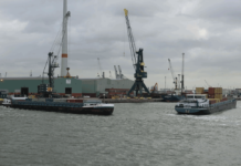 Container-Binnenschiffe im Hafen Antwerpen