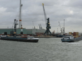 Container-Binnenschiffe im Hafen Antwerpen
