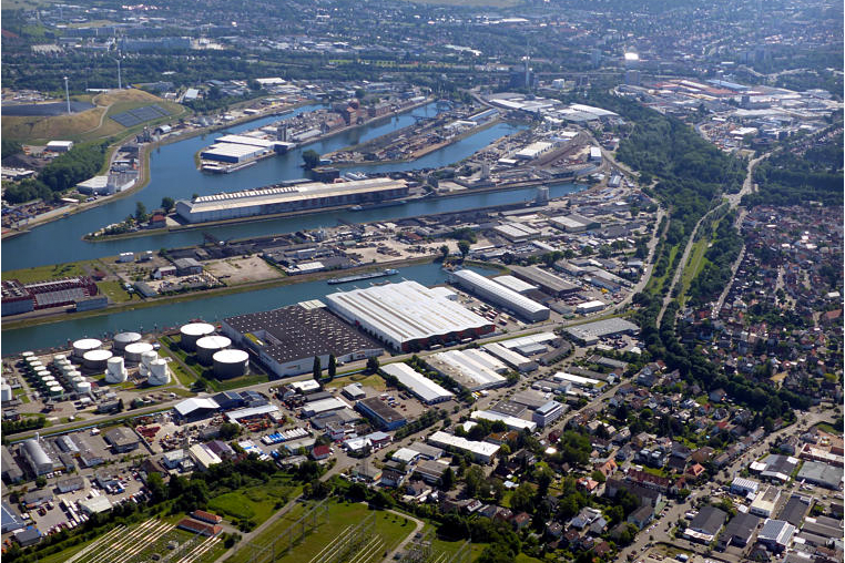 Im Rheinhafen Karlsruhe hat es eine Gewässerverunreinigung gegeben