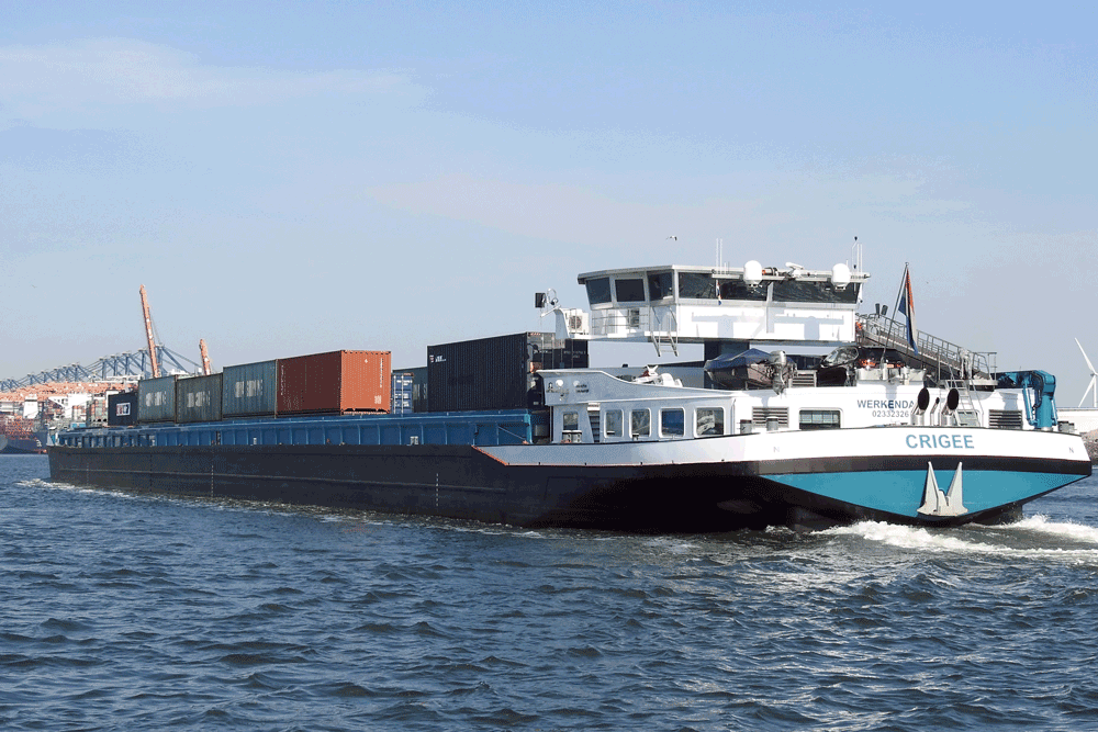 Binnenschiff im Yangtzekanal vor dem Euromax-Terminal in Rotterdam