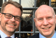 Wolfgang Nowak (l.) und Dieter Disco freuen sich über ein erfolgreiches Schiffsmakleressen