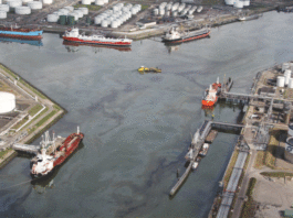 Nach einer Havarie in Rotterdam dürfen 35 Binnenschiffe nicht auslaufen