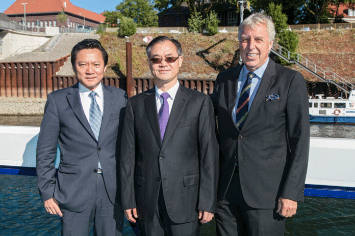 Erich Staake, Vorstandsvorsitzender von duisport (r.) empfing Chongqings Bürgermeister Liu Guiping (Mitte) und Chinas Generalkonsul Feng Haiyang