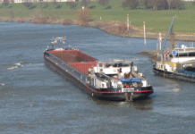 Wegen des Niedrigwassers können Frachter auf dem Rhein nur noch ein Drittel ihrer Ladekapazität nutzen