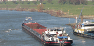 Wegen des Niedrigwassers können Frachter auf dem Rhein nur noch ein Drittel ihrer Ladekapazität nutzen