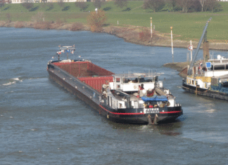 Wegen des Niedrigwassers können Frachter auf dem Rhein nur noch ein Drittel ihrer Ladekapazität nutzen