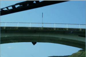 An der Moselbrücke Longuich hat sich ein Riss gebildet