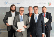 v.l.: Christian Betchen (KSW), Uwe Wedig (HGK), Klemens Palt (LWS), Hendrik Wüst (NRW-Verkehrsminister) und Henrik Wilkening (TWE) bei der Vergabe der Zuwendungsbescheide
