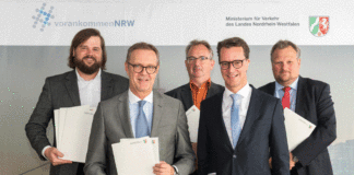 v.l.: Christian Betchen (KSW), Uwe Wedig (HGK), Klemens Palt (LWS), Hendrik Wüst (NRW-Verkehrsminister) und Henrik Wilkening (TWE) bei der Vergabe der Zuwendungsbescheide
