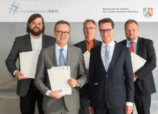 v.l.: Christian Betchen (KSW), Uwe Wedig (HGK), Klemens Palt (LWS), Hendrik Wüst (NRW-Verkehrsminister) und Henrik Wilkening (TWE) bei der Vergabe der Zuwendungsbescheide