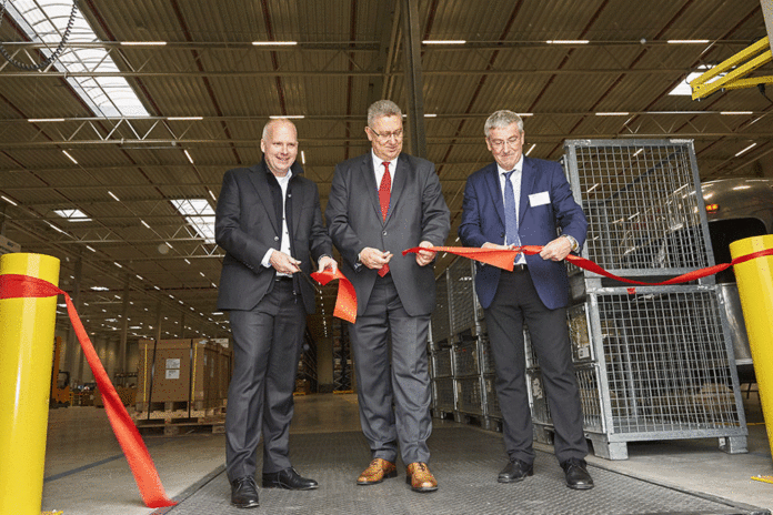v.l.n.r.: Jan-Marc Lischka, Siemens, Jens Wollesen, BLG, und Falkensees Bürgermeister Heiko Müller eröffnen das neue Logistikzentrum »Falkensee II«