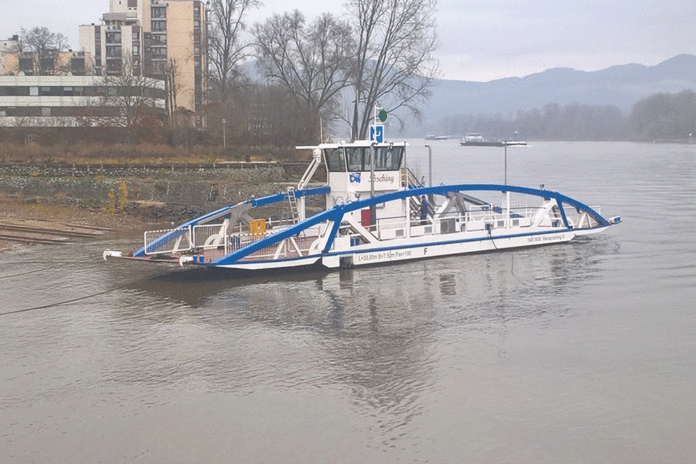 Nach monatelangen Verzögerungen konnte der Stapellauf der Donaufähre »Posching« in Oberwinter nun vollzogen werden