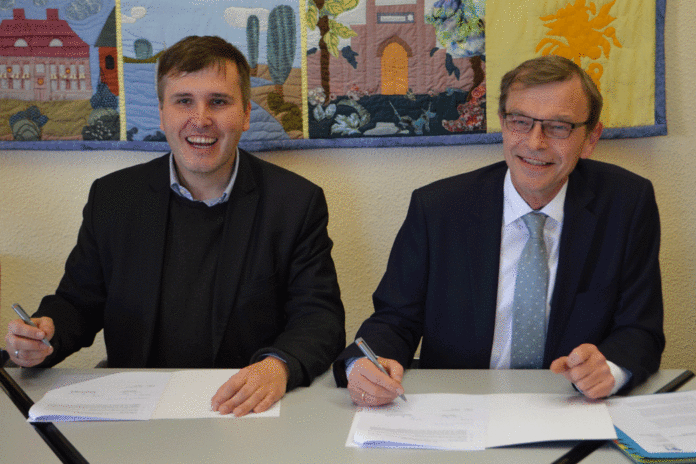 Hans-Heinrich Witte (rechts) und Alexander Laesicke unterzeichnen die Vereinbarung für die Finanzierung der Schleuse Friedenthal