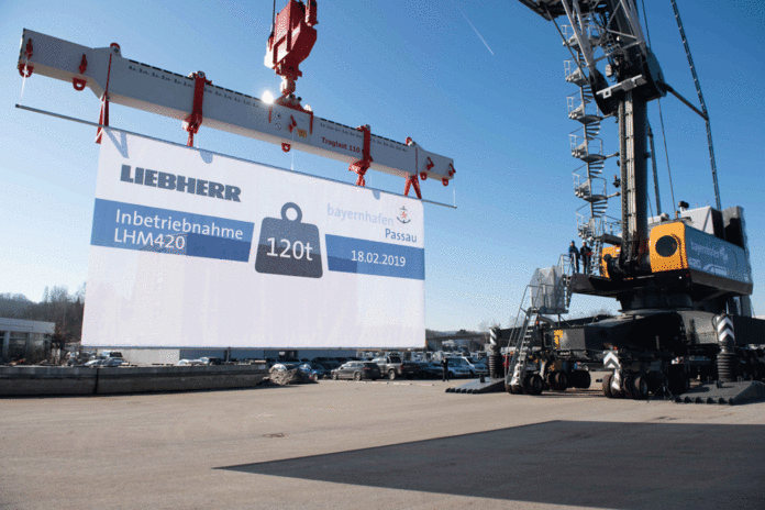 Die Inbetriebnahme eines neuen 120-t-Kran eröffnet der bayernhafen Gruppe am Standort Passau neue Möglichkeiten