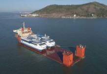 Die beiden neuen Katamarane von Doeksen werden mit einem Spezielschiff zu ihrem Bestimmungsort Harlingen transportiert
