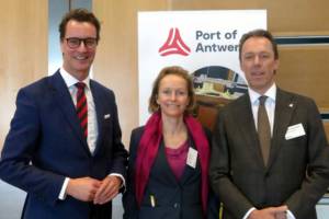 NRW-Verkehrsminister Hendrik Wüst, Hafensenatorin Annick De Ridder und CEO der Antwerp Port Authority, Jacques Vandermeiren, auf dem Hafentag in Düsseldorf