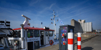 Binennschiffer erhalten und auch im Hafen von Gent Strom von der Landseite aus