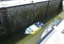 Ein Sportboot ist bei einem Schleusenvorgang an der Lahn untergegangen