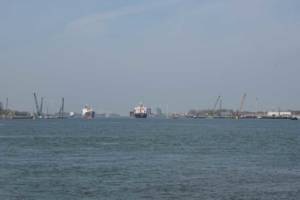Schiffe auf dem Neuen Wasserweg passieren die Baustelle bei Vlaardingen
