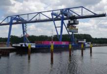 Die »Esmee« von WCX hat am neuen Containerhafen in Minden festgemacht