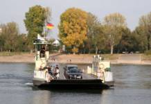 Die Fähre »Fritz Middelanis« dient als Verbindung über den Rhein
