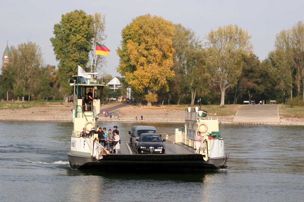 Die Fähre »Fritz Middelanis« dient als Verbindung über den Rhein