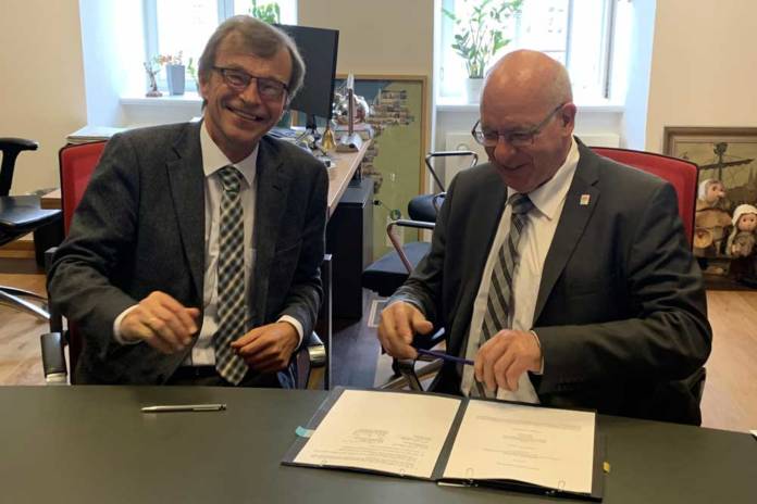 Hans-Heinrich Witte (l.) und Rostocks Oberbürgermeister Roland Methling unterzeichnen die getroffene Vereinbarung zur Mühlendammschleuse