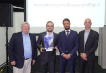 Mario Bolle (2.v.l) nahm den Innovationspreis Binnenschifffahrt von Denis Holtkam (2.v.r.) entgegen. Die Jury bildeten Krischan Förster (r.) und Hans-Wilhelm Dünner