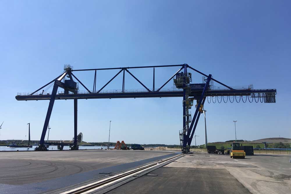 Der Containerkran von Künz in Zaandam steht. Das neue Terminal Hoogtij steht kurz vor der Eröffnung