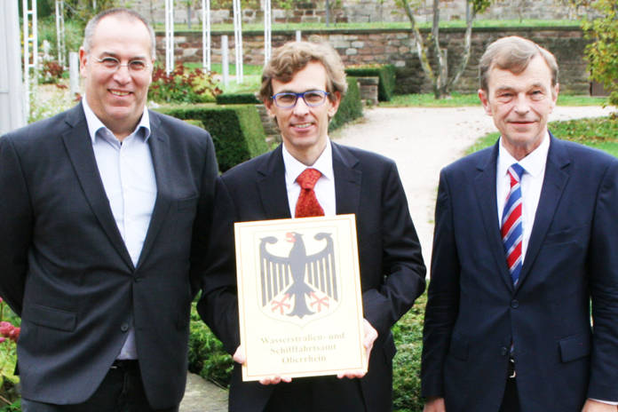 v.l.n.r. Alexander Bätz (Personalrat), Jörg Vogel (Leiter WSA Oberrhein), Prof. Dr.-Ing. Hans-Heinrich Witte (Foto: WSV)