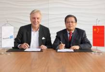 Duisports-Vorstandsvorsitzender Erich Staake (l.) und Jiyi Zhang, Chairman of China Railway Container Transport Corp., Ltd. unterzeichnen die Vereinbarung für eine stärkere Zusammenarbeit