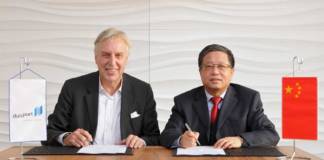 Duisports-Vorstandsvorsitzender Erich Staake (l.) und Jiyi Zhang, Chairman of China Railway Container Transport Corp., Ltd. unterzeichnen die Vereinbarung für eine stärkere Zusammenarbeit