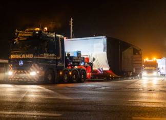 Die Bodensee-Fähre wird sektionsweise per Lkw transportiert