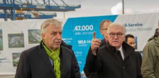 Duisburgs Hafenchef Erich Staake (l.) zeigt Bundespräsident Frank-Walter Steinmeier logport I. Auf dem Areal werden die China-Verkehre abgewickelt
